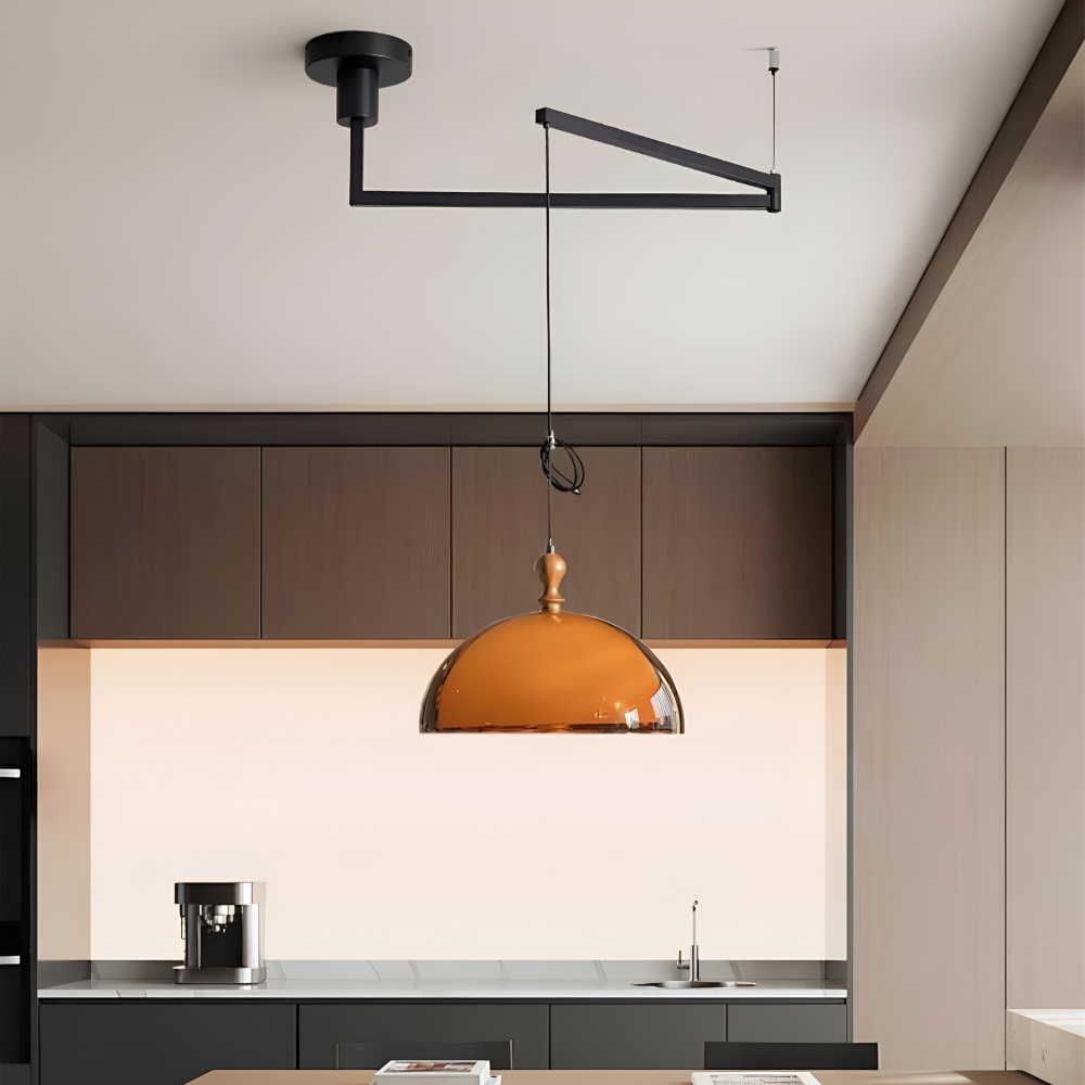 Pendelleuchte mit verstellbarem Schwenkarm