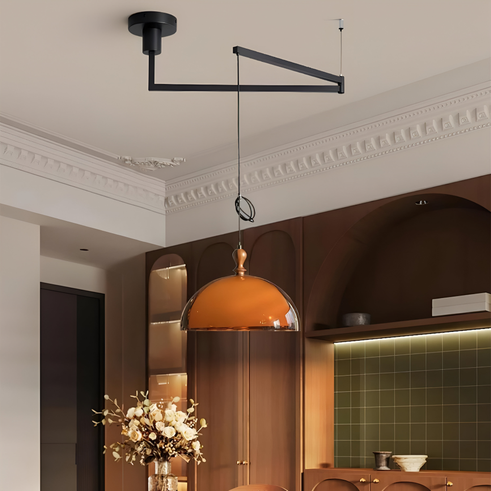 Pendelleuchte mit verstellbarem Schwenkarm